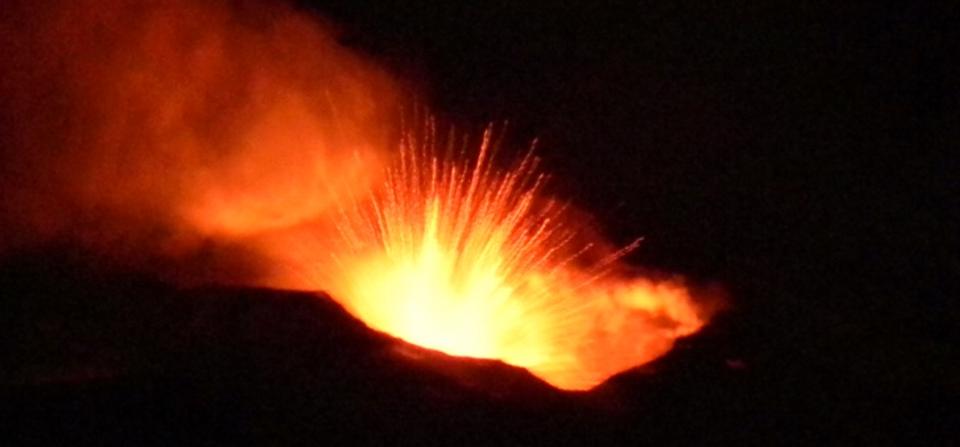 INGV Catania: Aggiornamento Etna, 12 gennaio 2011 INGV Catania: Aggiornamento Etna, 12 gennaio 2011