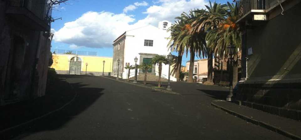 La gestione di una “non emergenza”: la ricaduta di cenere e lapilli sui paesi etnei.